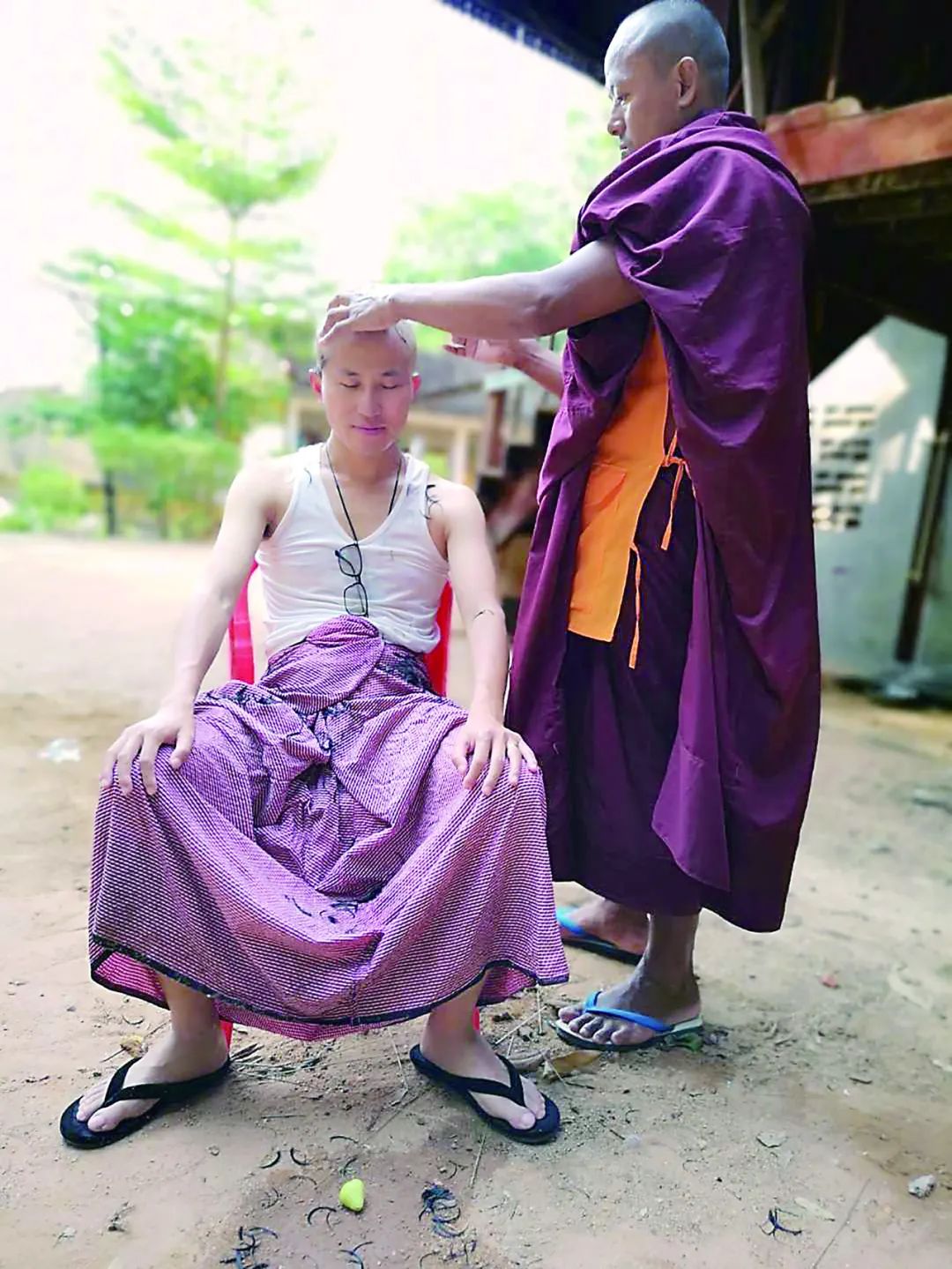 师父给鲁同剃度