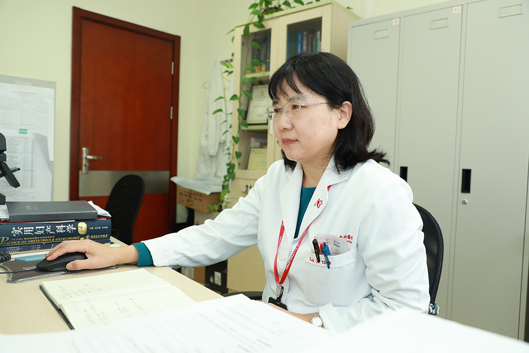 为何学医③|曾想报考地质学的她,如何踏上行医路与患者同理共情|医生|红房子|患者_新浪新闻