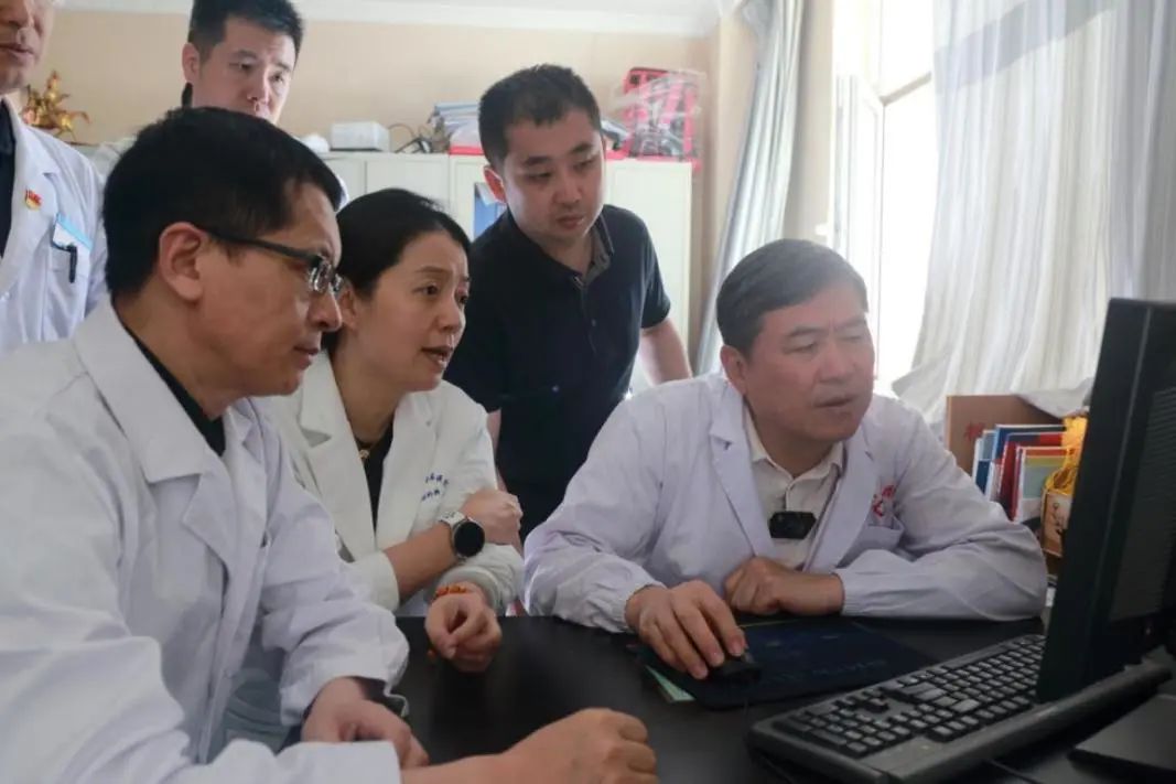 图为董家鸿(右一)带领团队开展疑难病例讨论