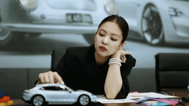 jennie开晒「保时捷」联名版,上脚的赛车靴又火了……|保时捷|骑行