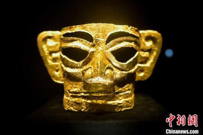 三星堆博物馆新馆展出的金面具.刘忠俊摄