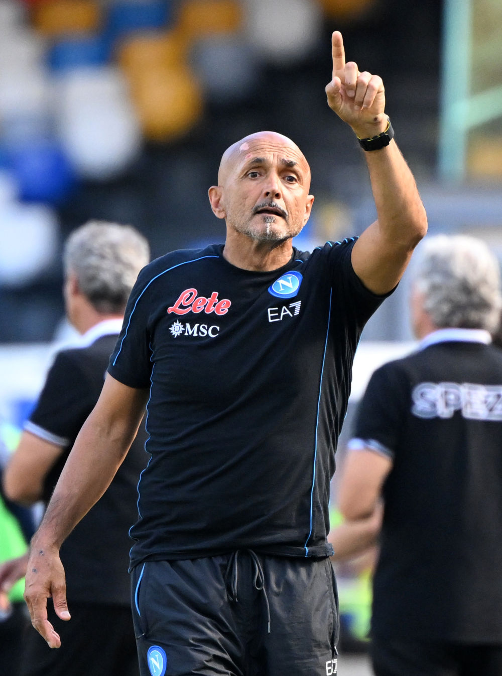 2022年9月10日,那不勒斯队主教练斯帕莱蒂在场边指挥.新华社发