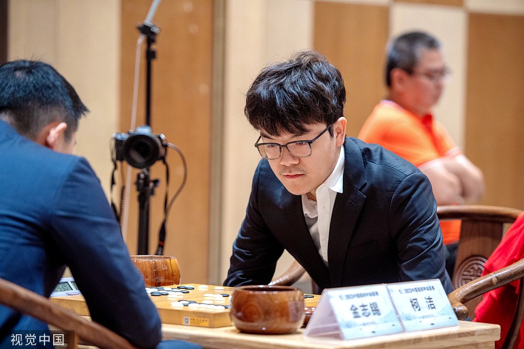 柯洁(右)在比赛中.