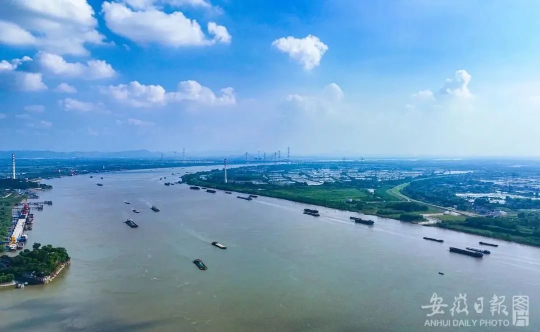 8月4日拍摄的长江航道芜湖繁昌区荻港段.鲁君元 摄