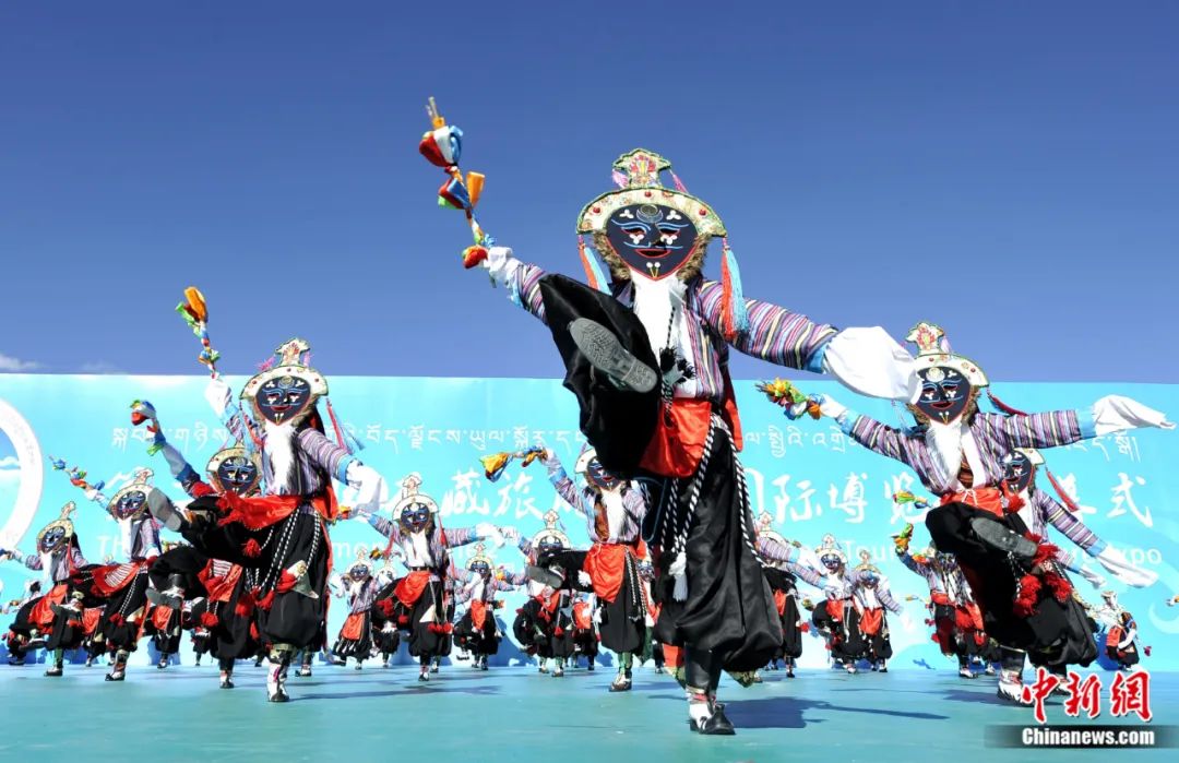 图为开幕式上的藏戏表演.李林 摄