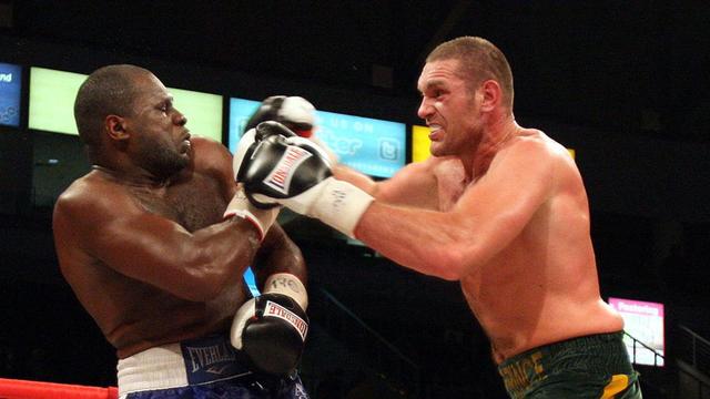 在俄罗斯首都莫斯科举行一场重量级职业拳击比赛中,凯文·约翰逊经过6