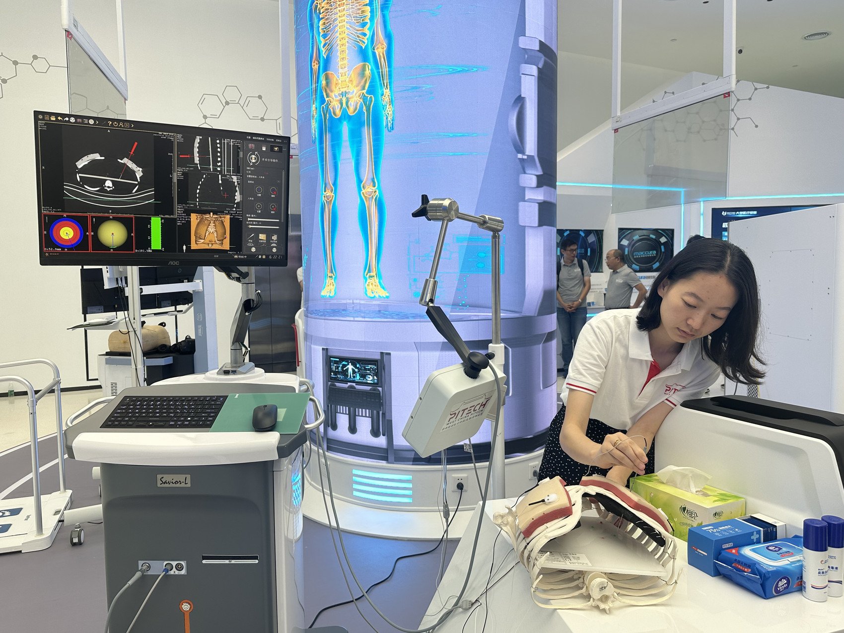 中医智能舌诊仪、3D高速打印机 “华医造”医疗机器人组团亮相!|丁宁|中医_新浪新闻
