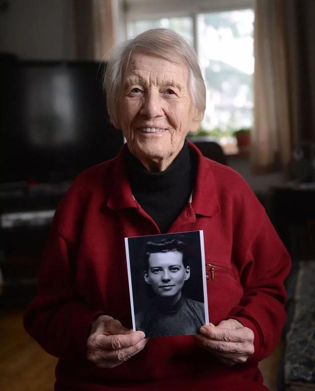 97岁时，伊莎白·柯鲁克展示了她年轻时在中国拍摄的照片