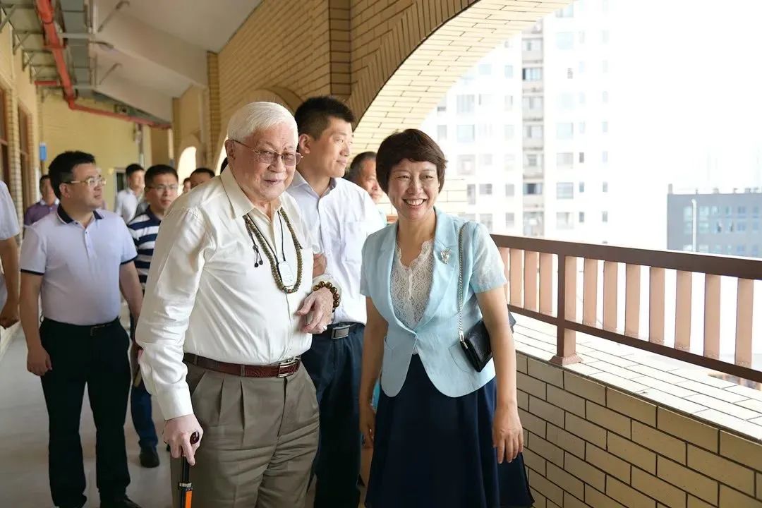 庄宝(前排左一)参观美发中学在与泉港实验中学师生座谈时,他回忆起了