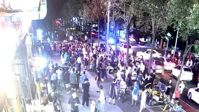 一个箭步飞扑摁倒!街头醉酒闹事男子被快速制服|成都市|辅警|四川省|民警|李军_手机新浪网