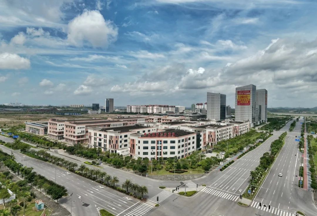 航拍中马钦州产业园区电子信息产业园.梁云广 摄