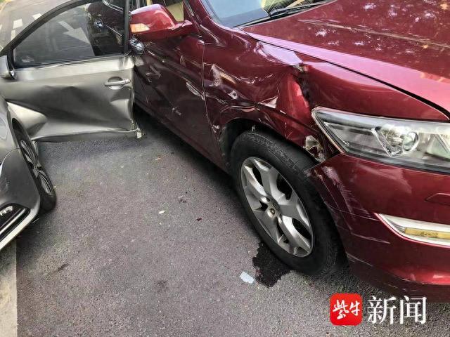 图为两车相撞的现场