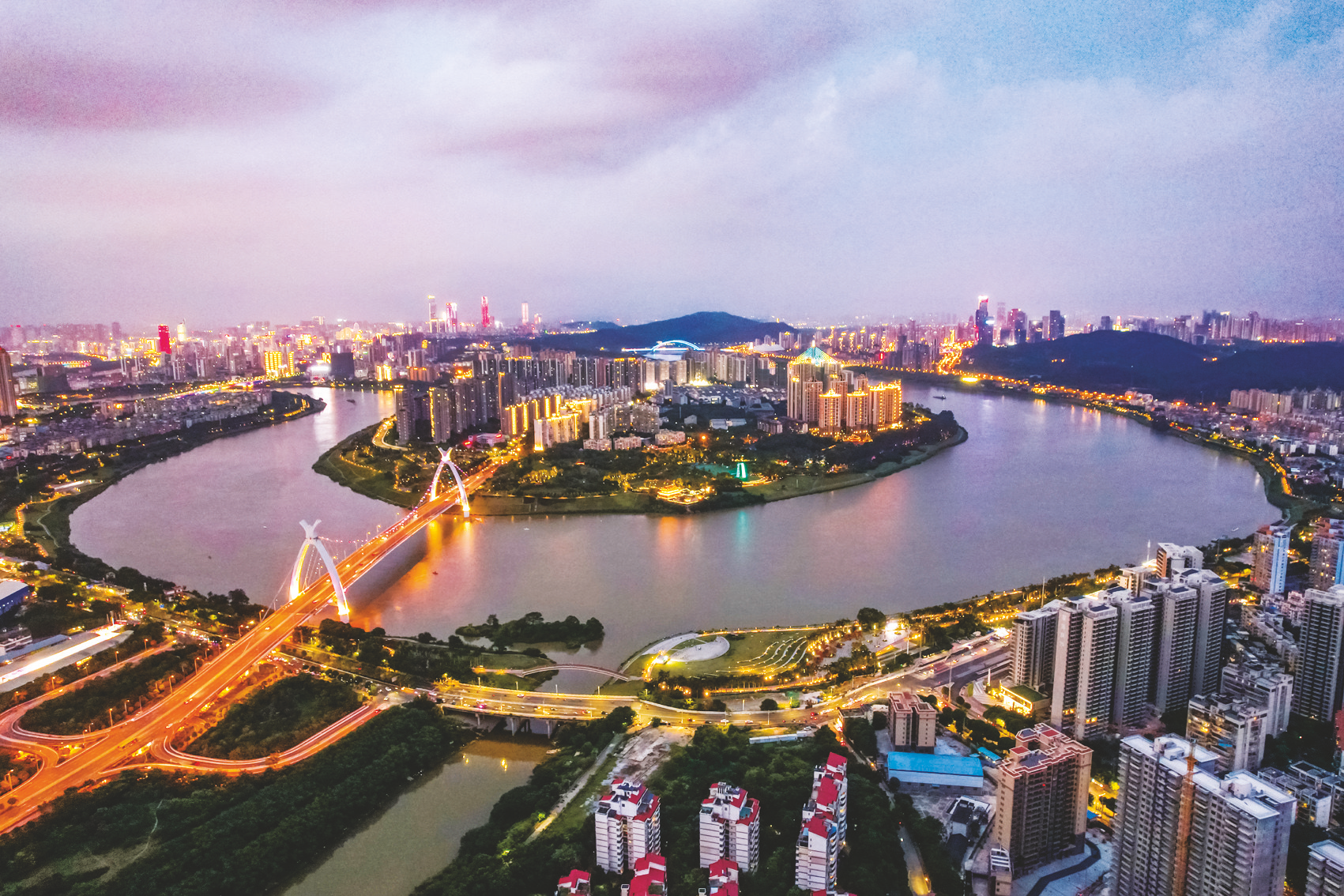 &nbsp;&nbsp;&nbsp;&nbsp;夜幕降临,英华大桥两岸华灯初上,景色宜人.