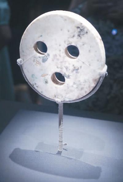 三星堆七号坑出土的三孔玉璧形器. 林 巍摄