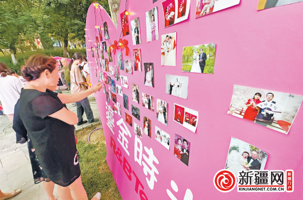 市民在"鎏金时光"立牌上看夫妻合影.(全媒体记者石磊摄)