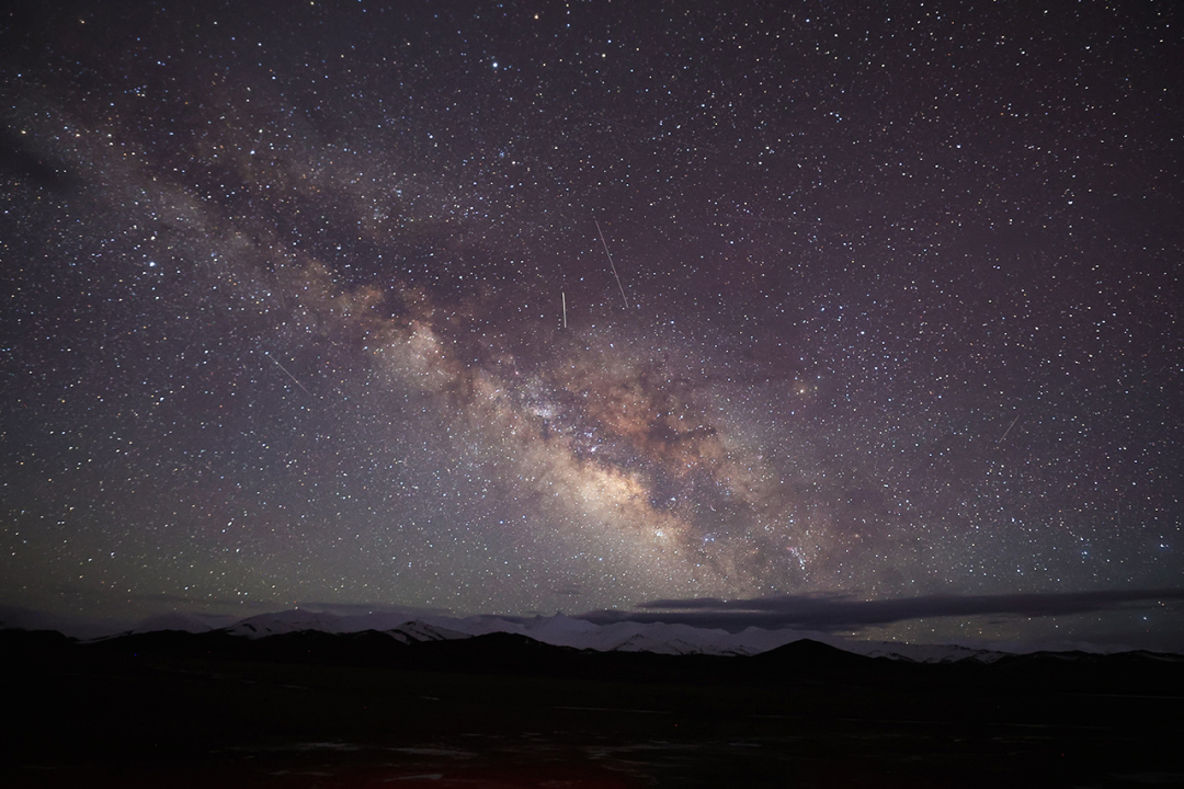 2023年7月8日,新疆阿尔金山国家级自然保护区木孜塔格峰上的星空银河.
