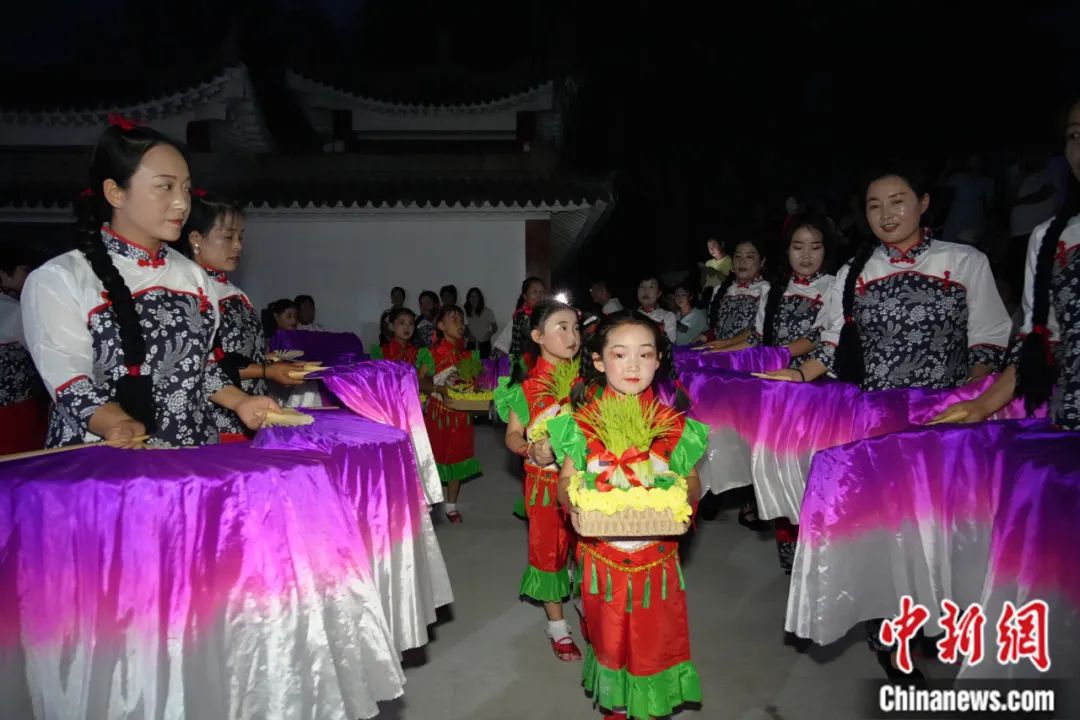 甘肃省西和县姜席镇晚霞湖畔,当地民间举行盛大的乞巧仪式。魏朵朵 摄