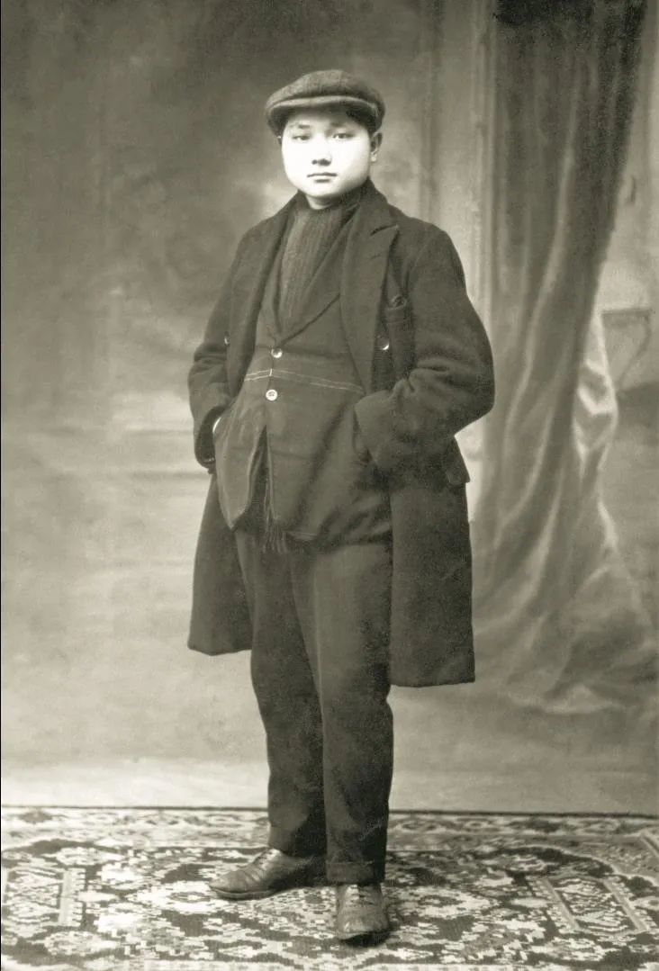 1920年，留法勤工俭学时的邓小平，时年16岁。