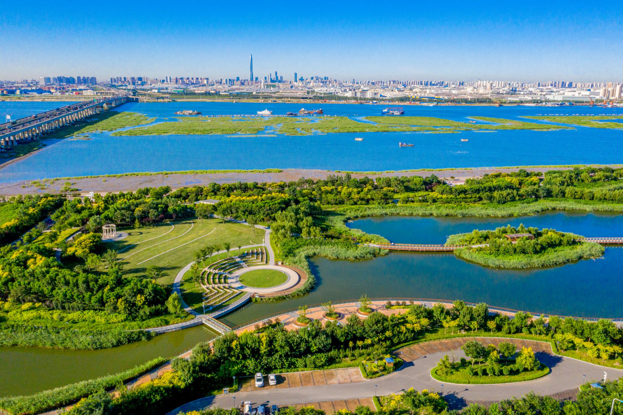 夏末秋初,中新天津生态城(以下简称生态城)静湖公园湖水清澈,风光秀丽