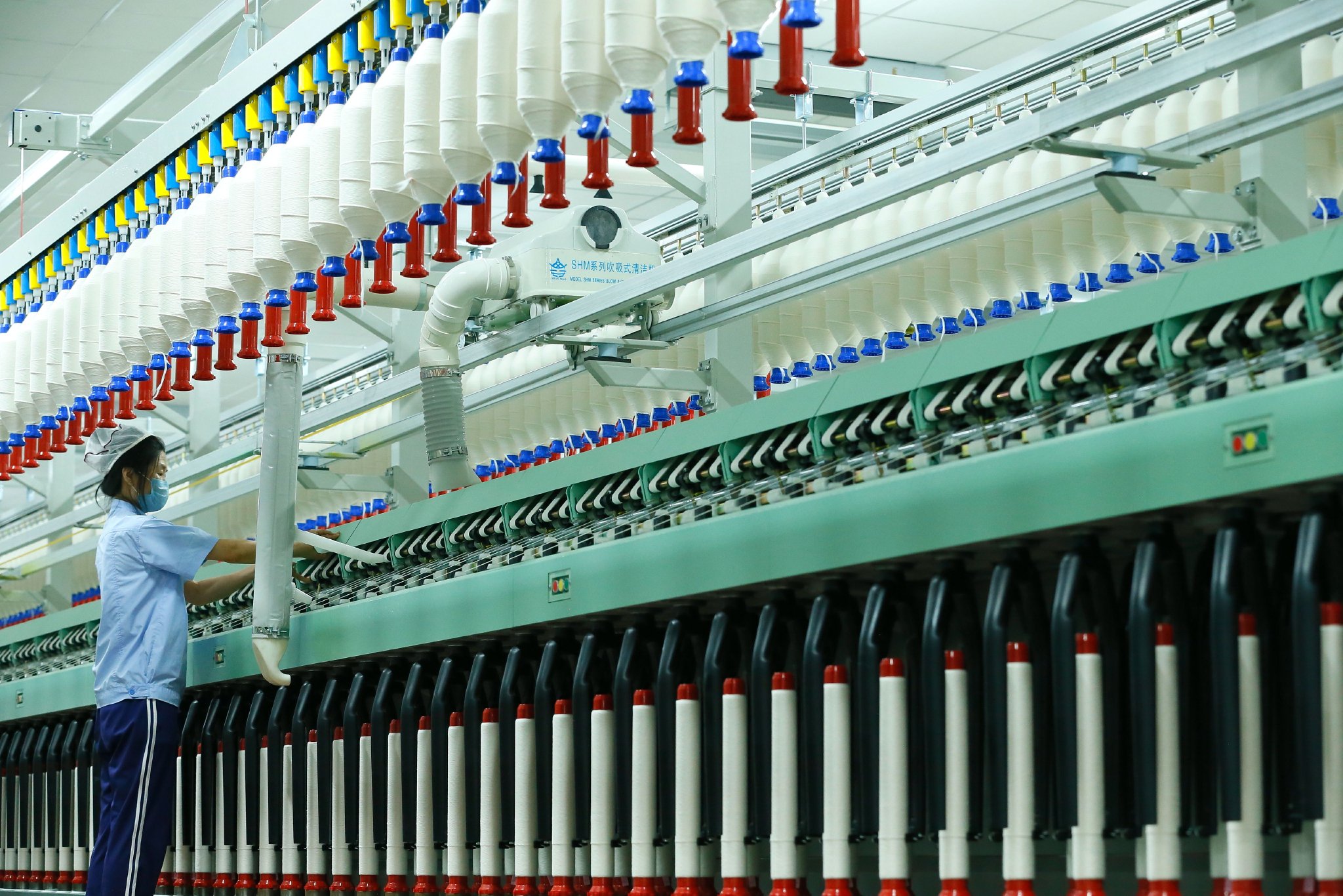 8月22日,青岛即发盛宝纺织有限公司工人在数字化纺纱智能生产线上生产