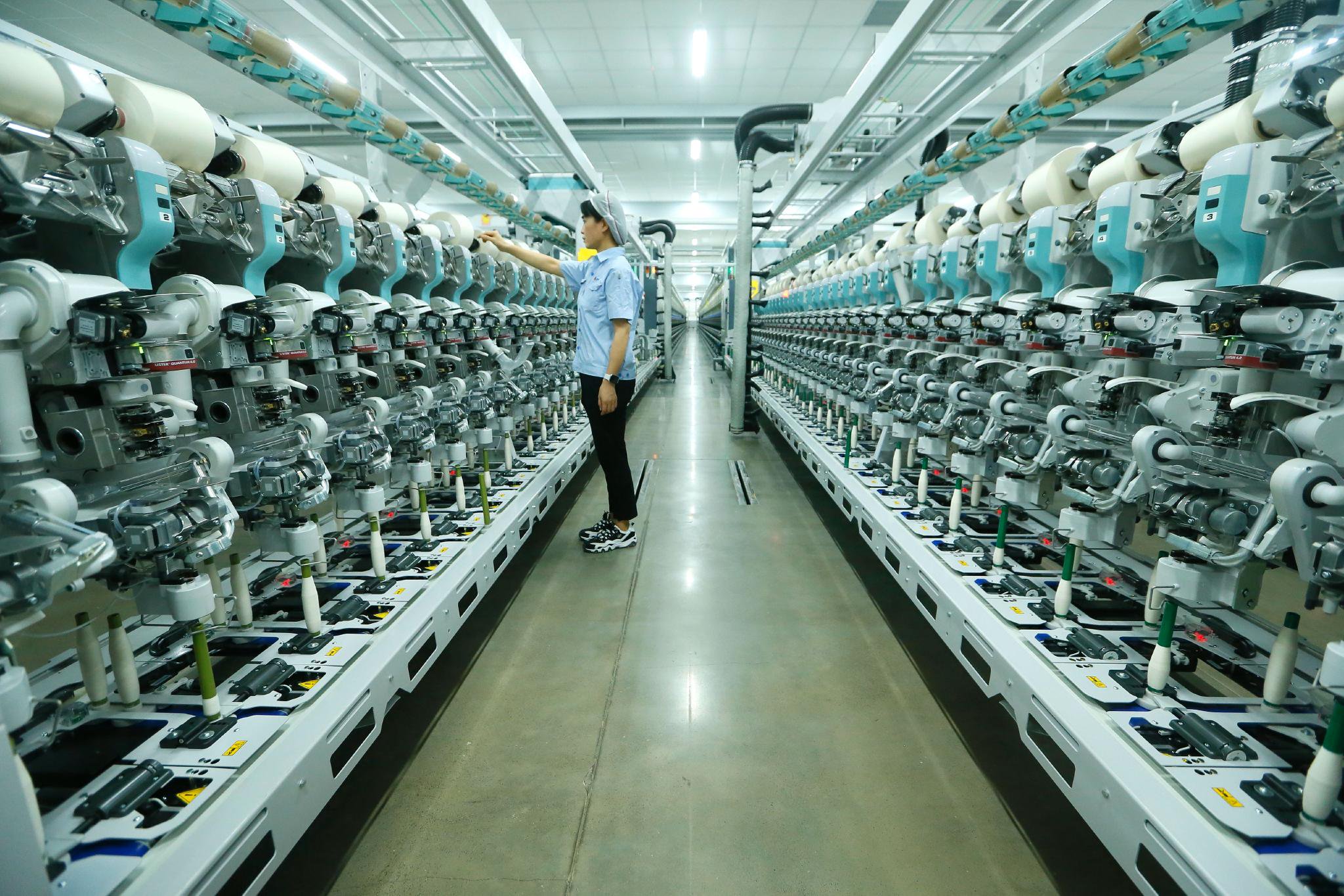 8月22日,青岛即发盛宝纺织有限公司工人在数字化纺纱智能生产线上生产