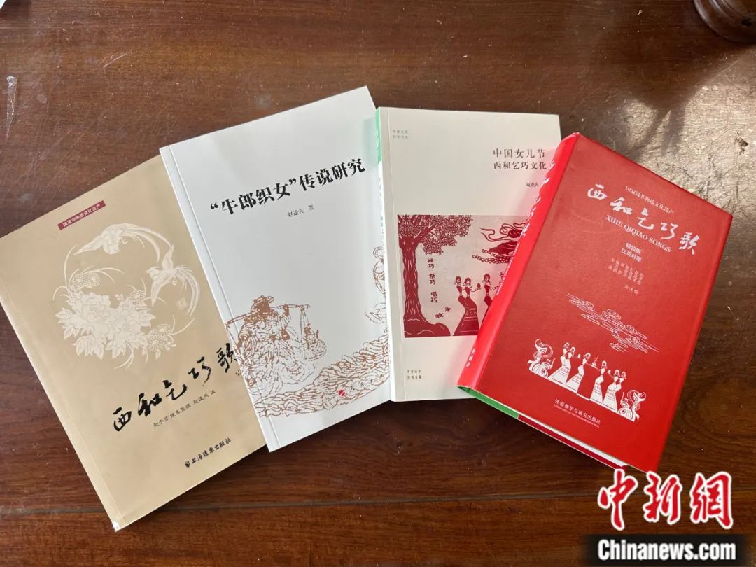 为保护传承流传千年的乞巧节,诸多乞巧节相关著作出版面世。闫姣 摄