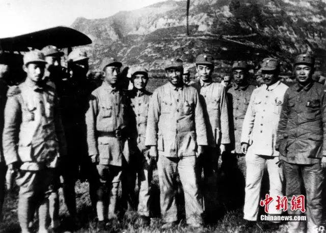 1938年，邓小平、朱德、周恩来、彭德怀、贺龙等人合影。