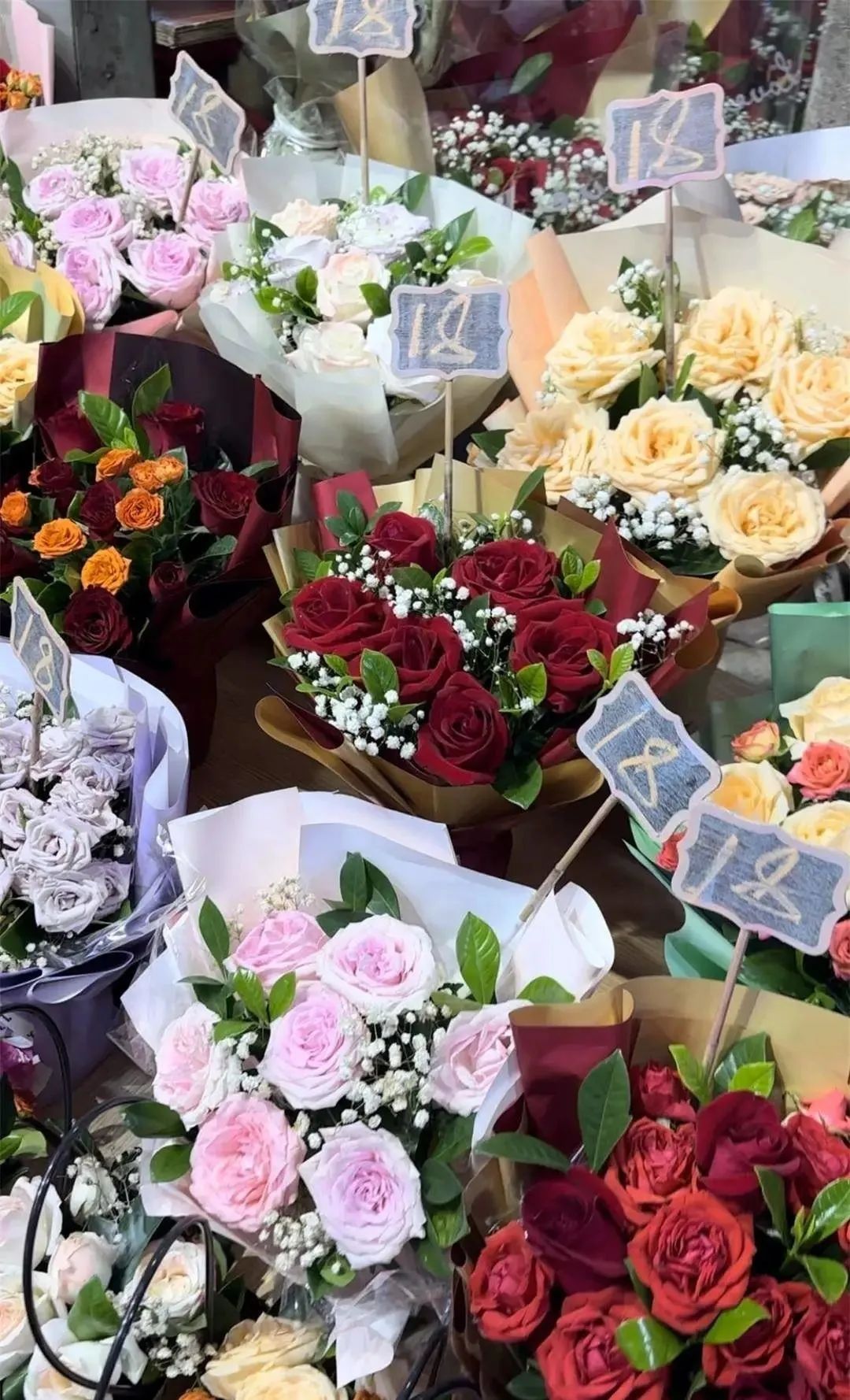 今年七夕节前夕的花束比较便宜,小花束在18元左右.