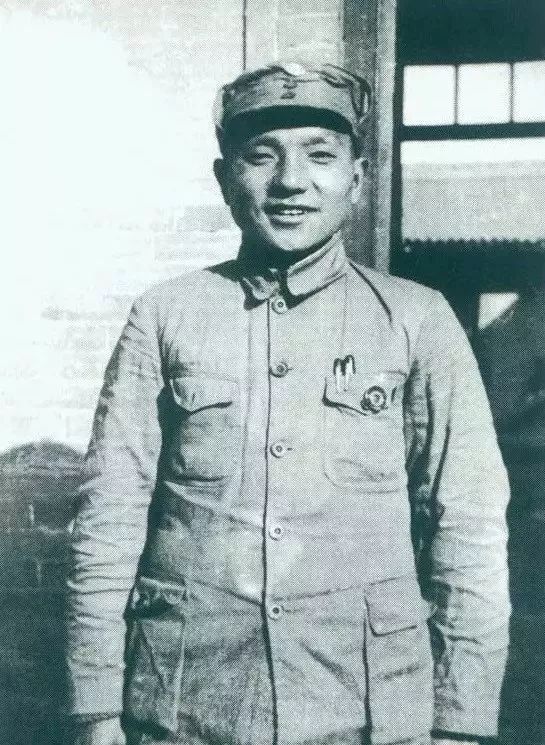 1937年，邓小平任八路军政治部副主任。