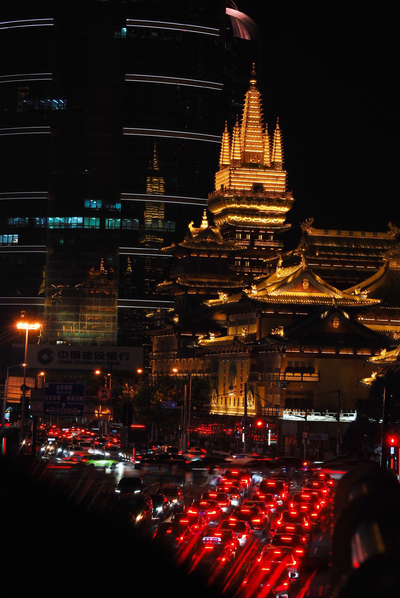 2023年8月18日,静安寺夜景.裘泽凯/ip shanghai 图&nbsp