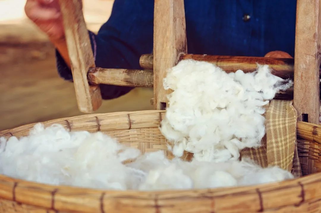 手工将棉花纺织成线.(图/图虫创意)