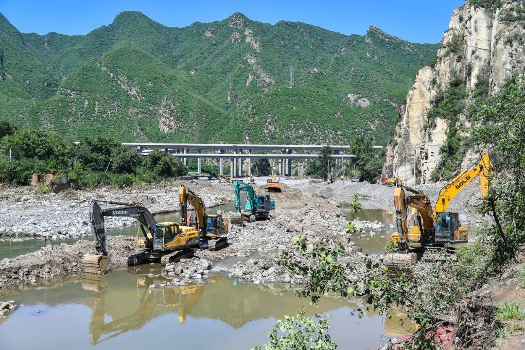 109国道沿线洪水受灾重灾区正在进行灾后重建.