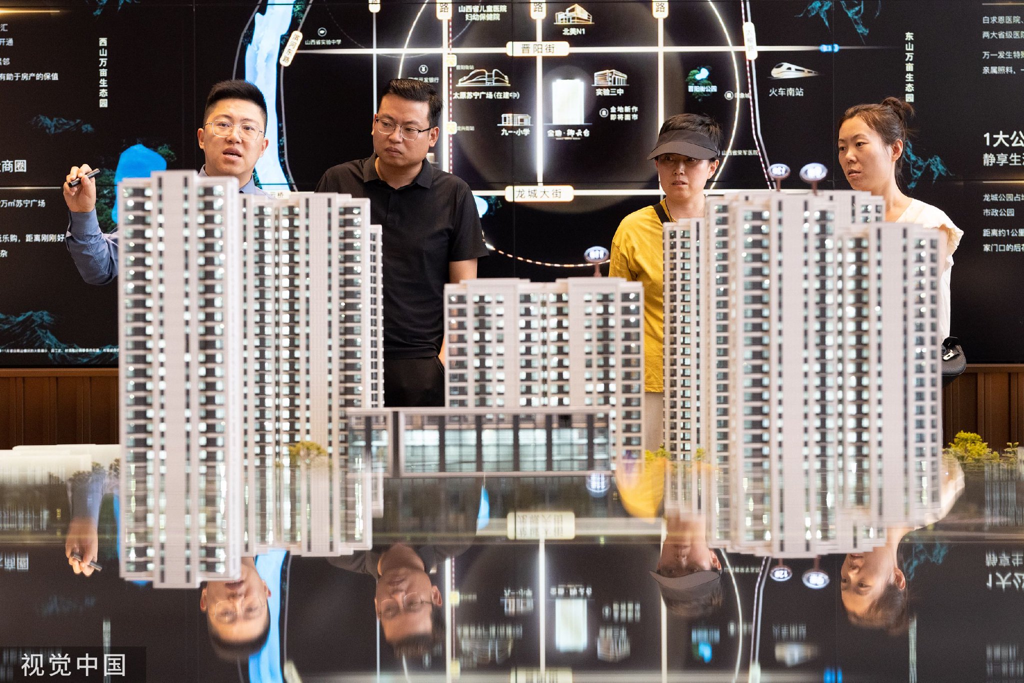 2023年7月14日,太原,市民在一家房地产售楼部看房.视觉中国 图