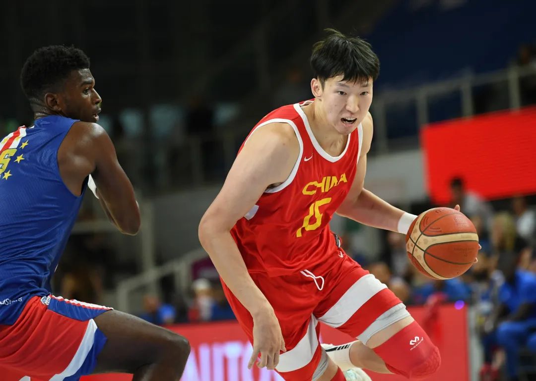 周琦,王哲林,胡金秋驻守内线,付豪,李凯尔,周鹏,张镇麟,朱俊龙的身高