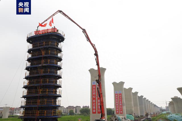 共设计32个桥墩,除系杆拱桥墩采用矩形桥墩,其余桥墩均为圆端形实体