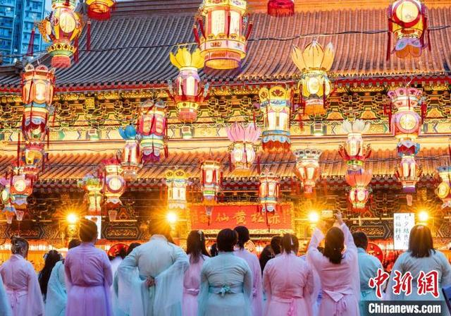 图为传统的"七夕结良缘祈福科仪"仪式现场. 中新网记者 侯宇 摄