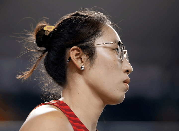 冯彬的耳饰.新华社记者王丽莉摄