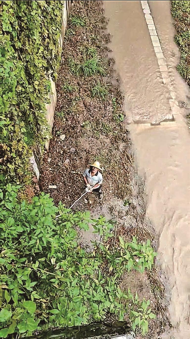 老伯避雨被困堤坝,众人上演惊险救援|救援_新浪新闻