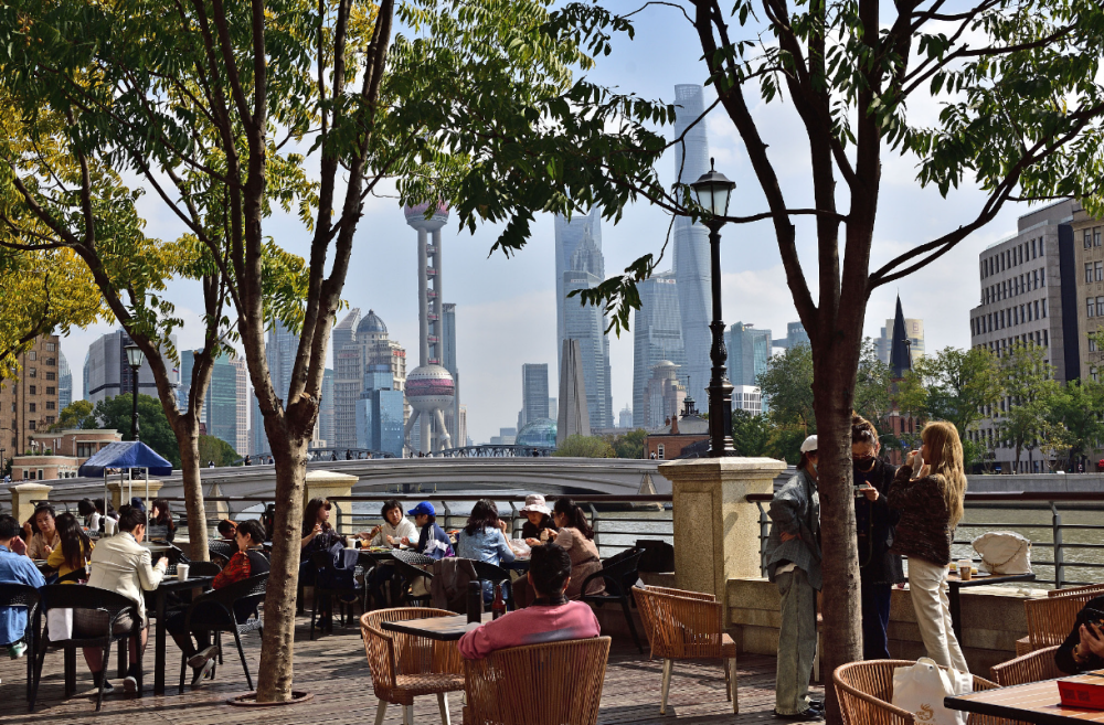 2022年11月2日,上海,市民在苏州河畔喝咖啡赏外滩