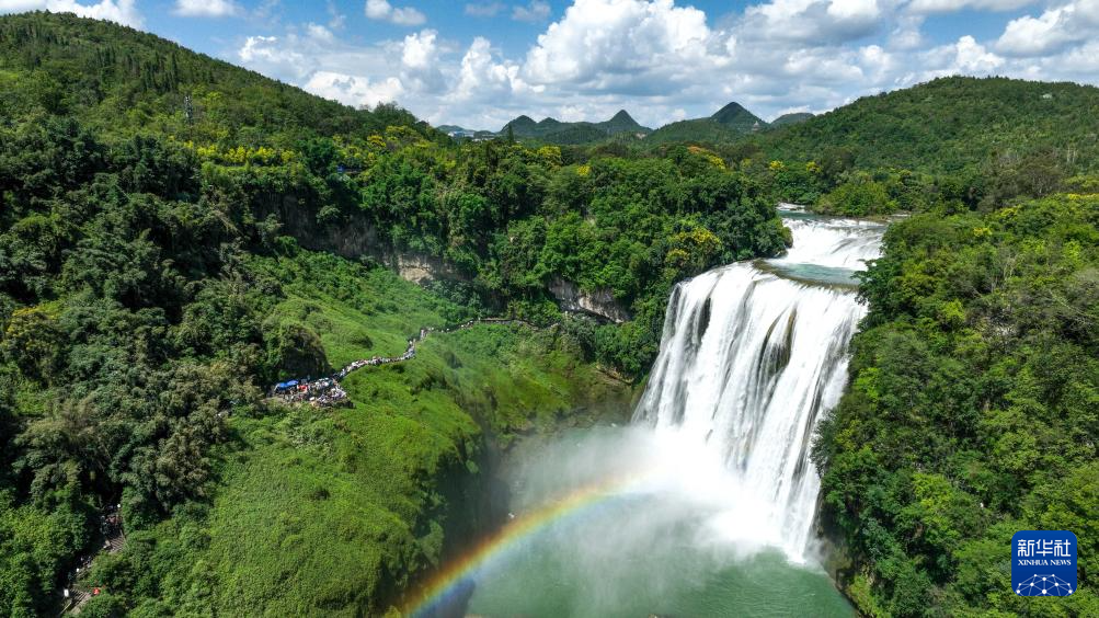 69698月16日,游客在贵州省安顺市黄果树瀑布景区游览(无人机照片)