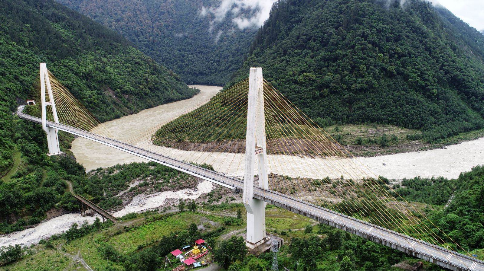 川藏公路迫龙沟特大桥,为西藏自治区内最大的公路双塔斜拉桥 受访者供