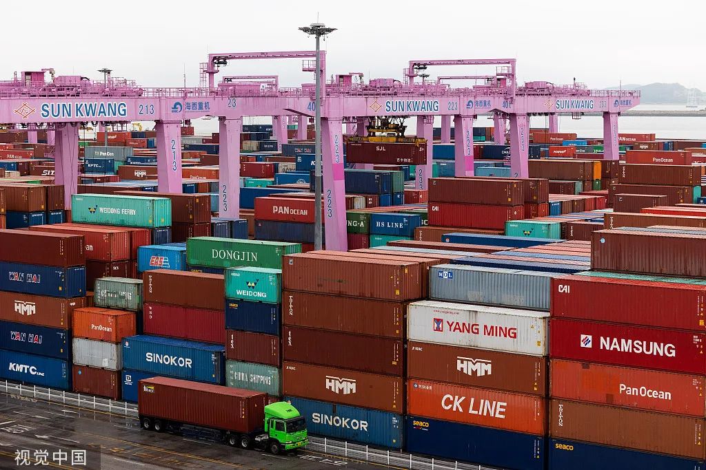 韩国仁川市,码头堆满集装箱.(资料图)图源:视觉中国