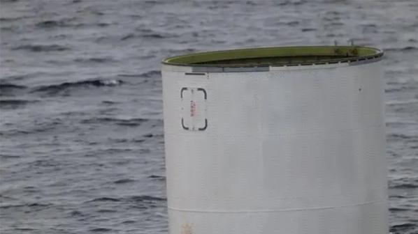 漂浮在海上的朝鲜火箭残骸。