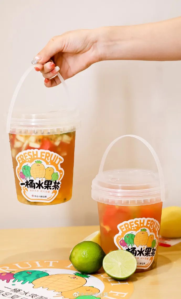 1升的水果桶和冰美式,是当代社畜的"下地大茶缸"|美式_新浪财经_新浪