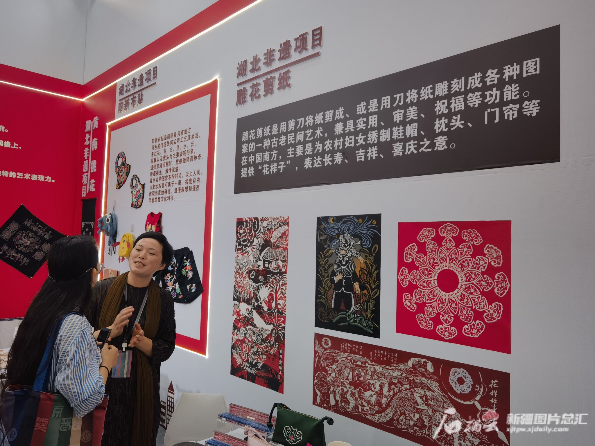 曹小琴介绍雕花剪纸背后的故事.天山网-新疆日报记者 银璐摄