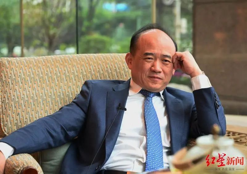 钟汉良朱珠新剧扑街，52岁霸总妆造翻车，网友：姨味太冲了