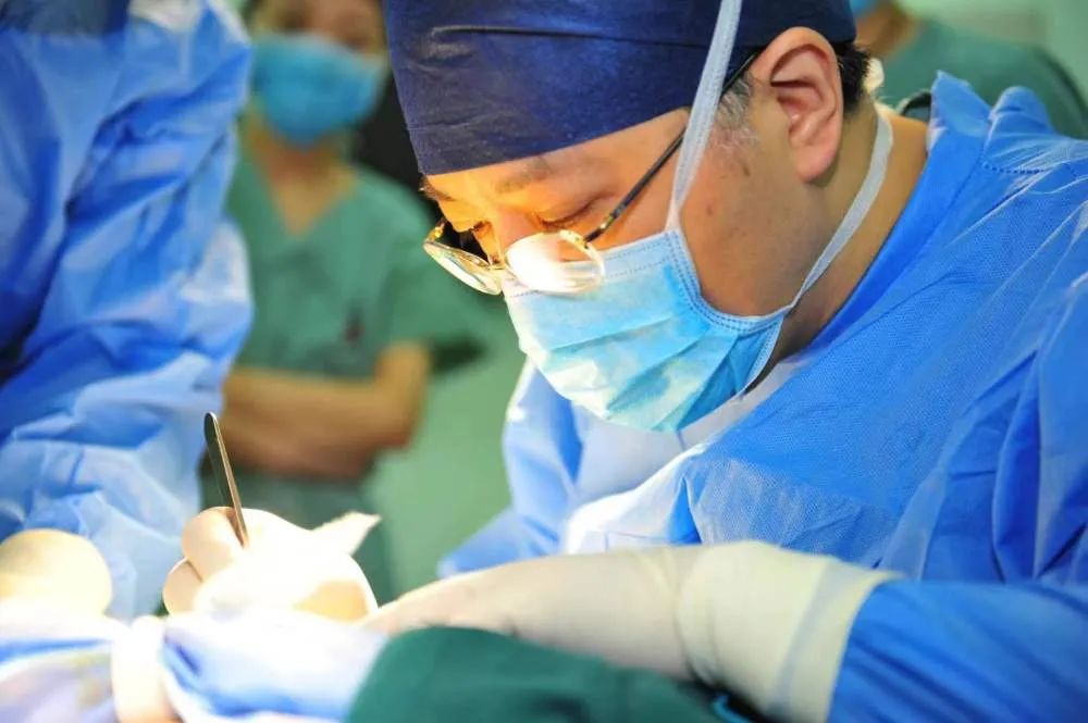 邵志敏在给乳腺癌患者做手术。(刘雁冰摄)