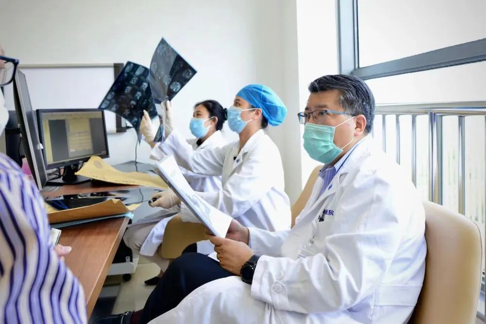 邵志敏在复旦大学附属肿瘤医院(浦东院区)多学科门诊耐心回答患者疑问。(刘雁冰摄)