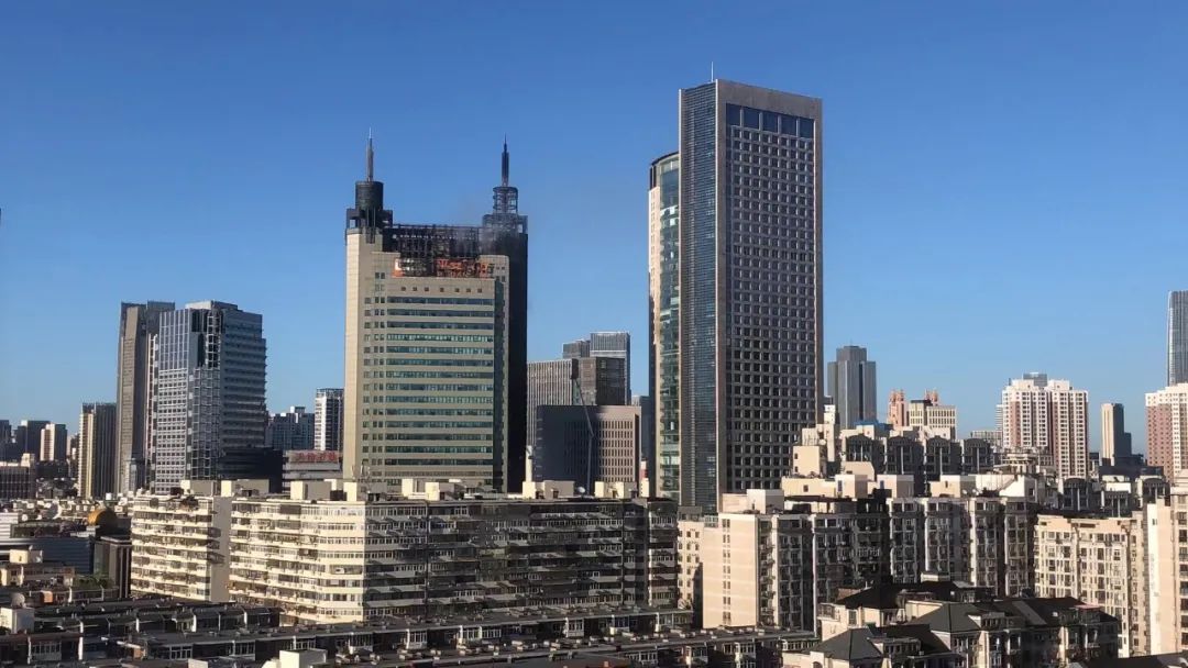 天津新天地大厦外墙发生火灾，引发外保温材料阻燃争议