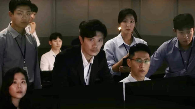 在严肃紧张到审讯室里,警察们的情绪仿佛被推到了顶点……|警察_新浪新闻